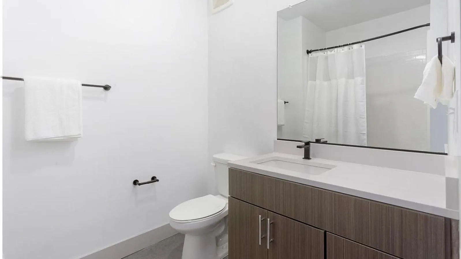 Landing Modern Apartment With Amazing Amenities Ричмонд